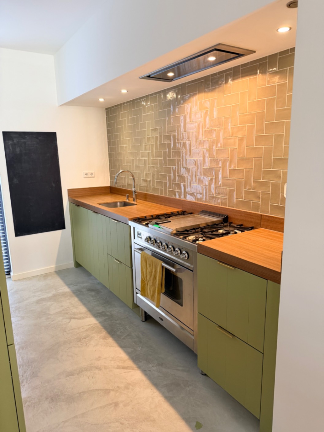 RM19 Olive green & AG10 Honey Teak na het wrappen – professioneel resultaat DeFollieFixers