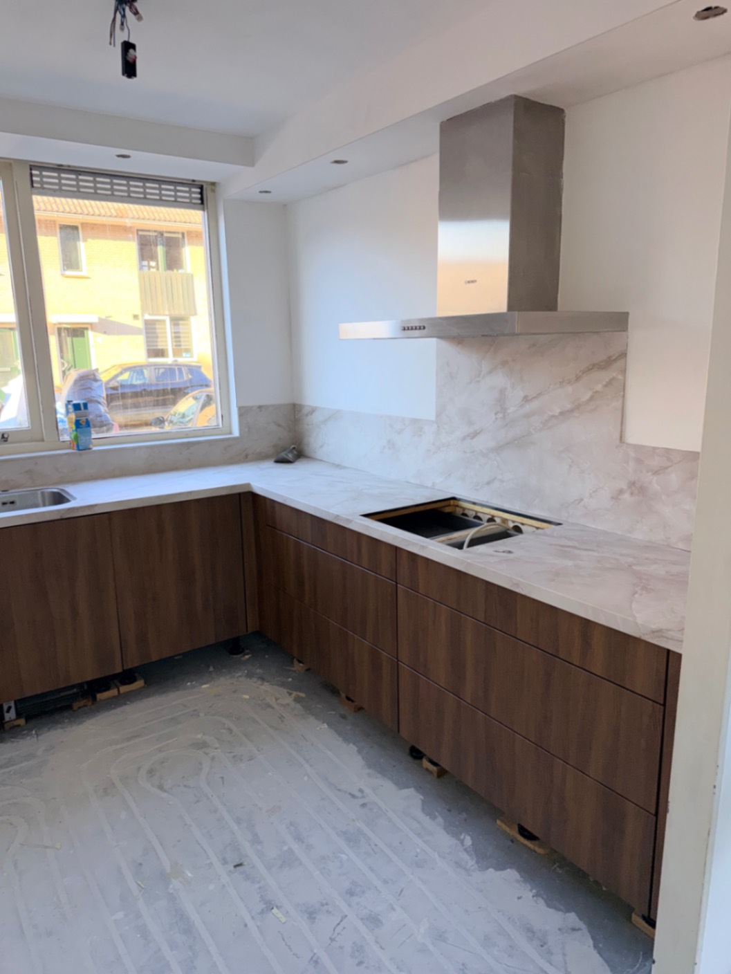 AA08 Brown Orangy Oak & NE70 Marble Onyx Gold na het wrappen – professioneel resultaat DeFollieFixers