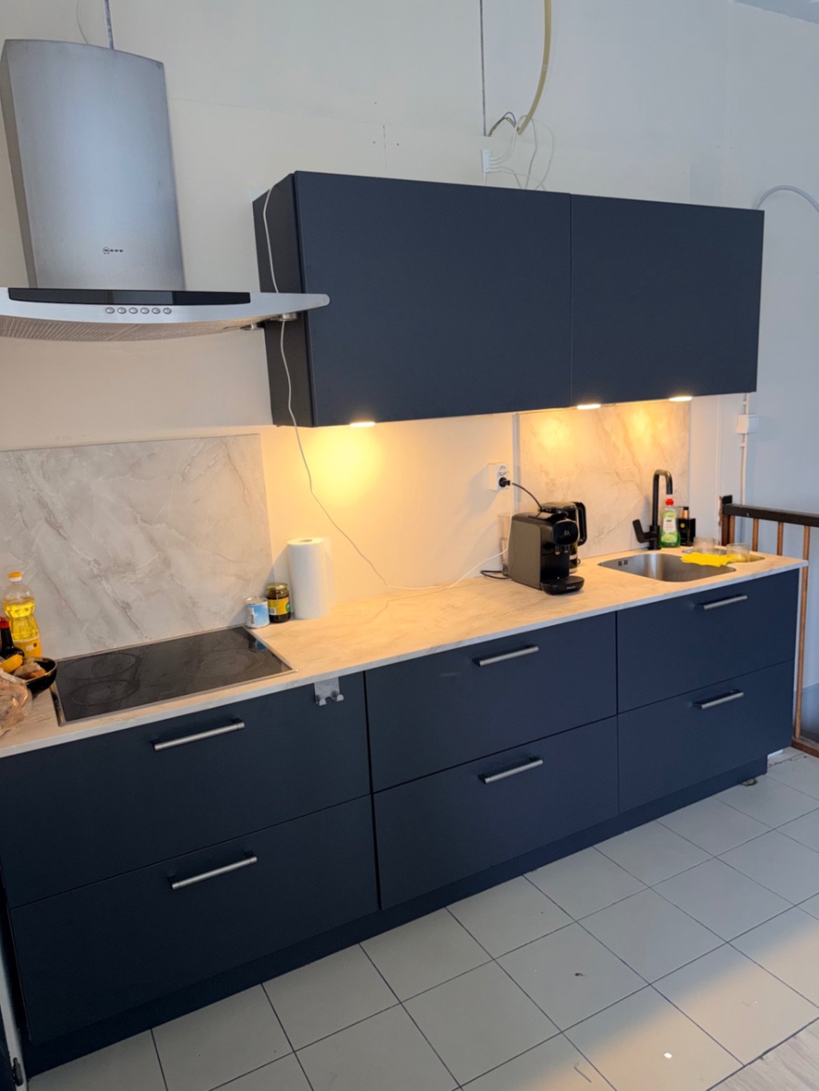 RM06 Antraciet Grijs & NE70 Marble Onyx Gold na het wrappen – professioneel resultaat DeFollieFixers