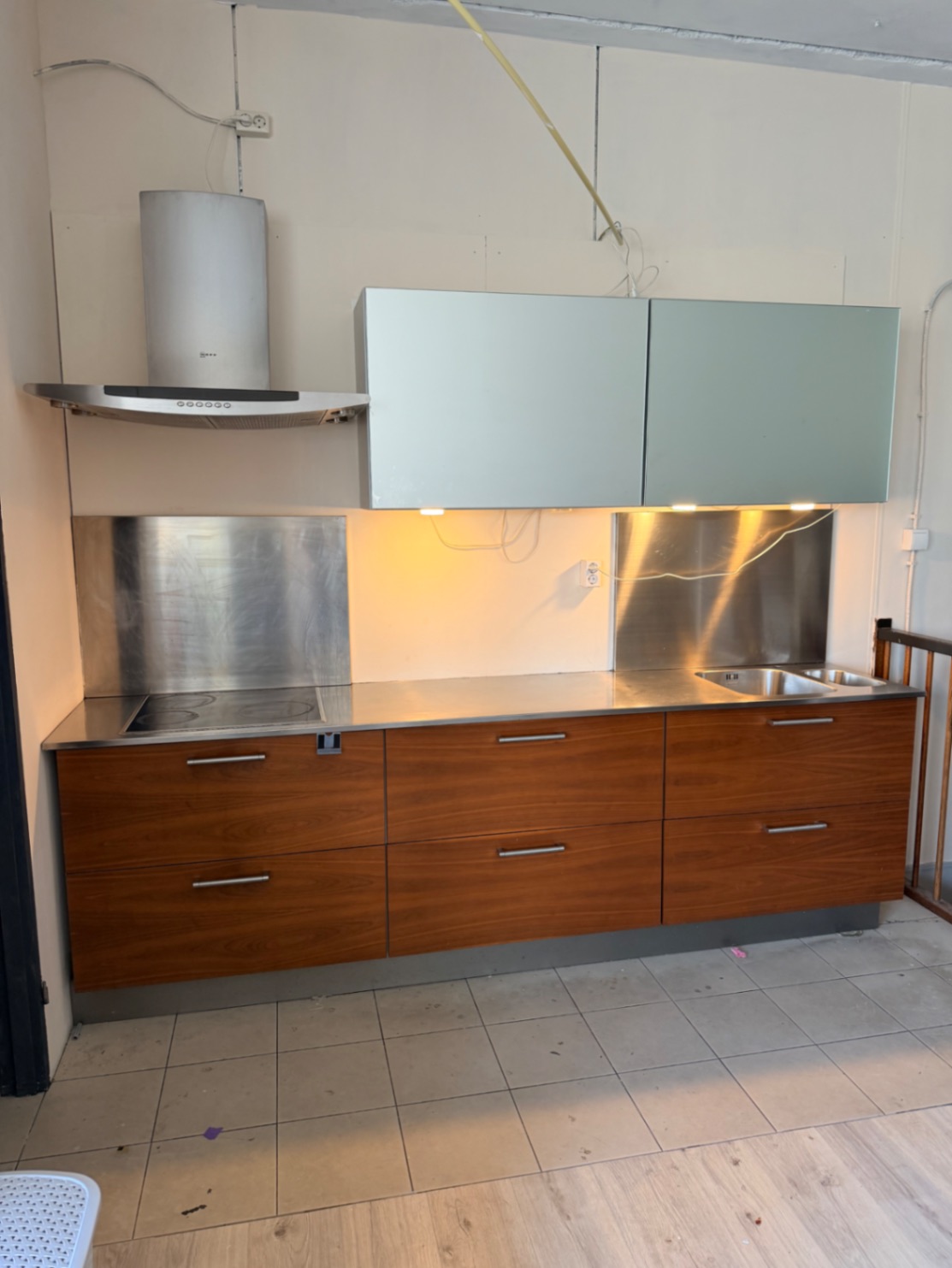 RM06 Antraciet Grijs & NE70 Marble Onyx Gold vóór het wrappen – DeFollieFixers