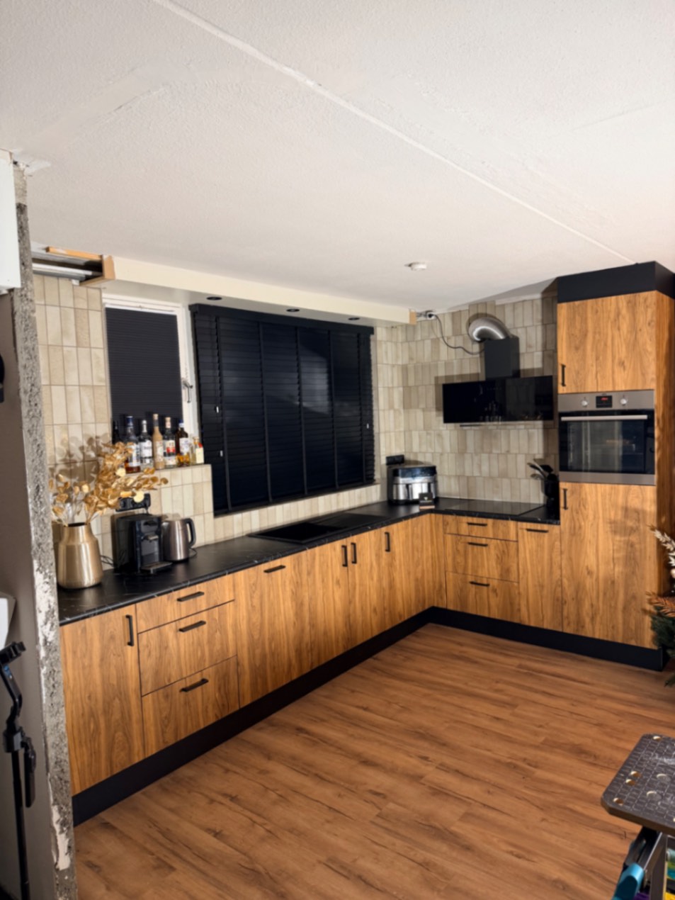 CT02 Traditional Oak, K1 Mat zwart & U5 Ash Black Marble na het wrappen – professioneel resultaat DeFollieFixers
