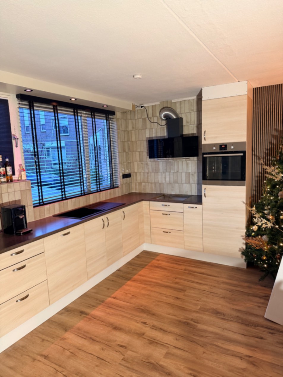 CT02 Traditional Oak, K1 Mat zwart & U5 Ash Black Marble vóór het wrappen – DeFollieFixers