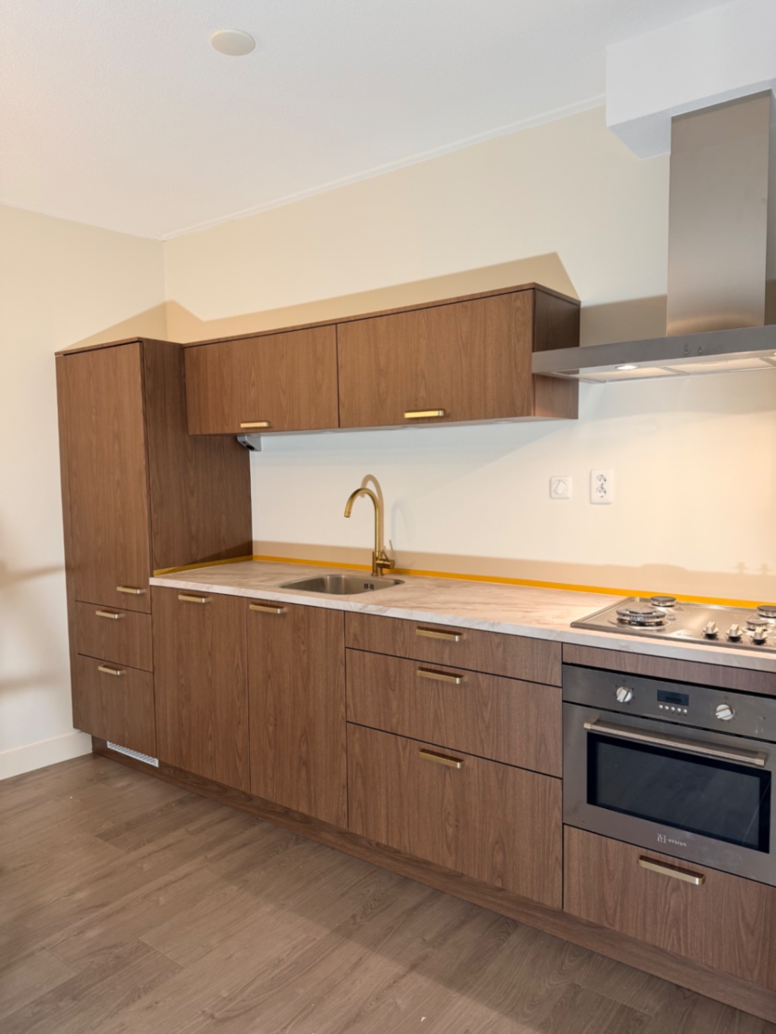AL25 Brown Walnut & NE70 Beige Marble na het wrappen – professioneel resultaat DeFollieFixers