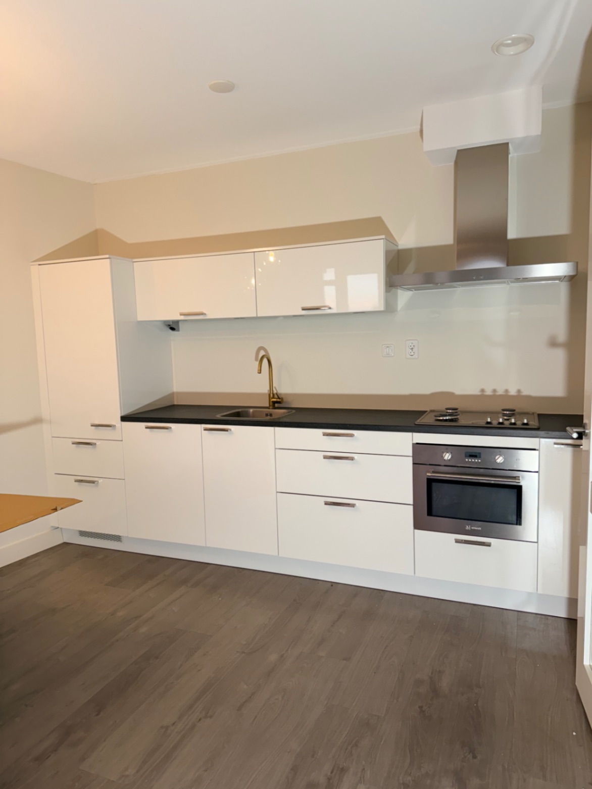 AL25 Brown Walnut & NE70 Beige Marble vóór het wrappen – DeFollieFixers