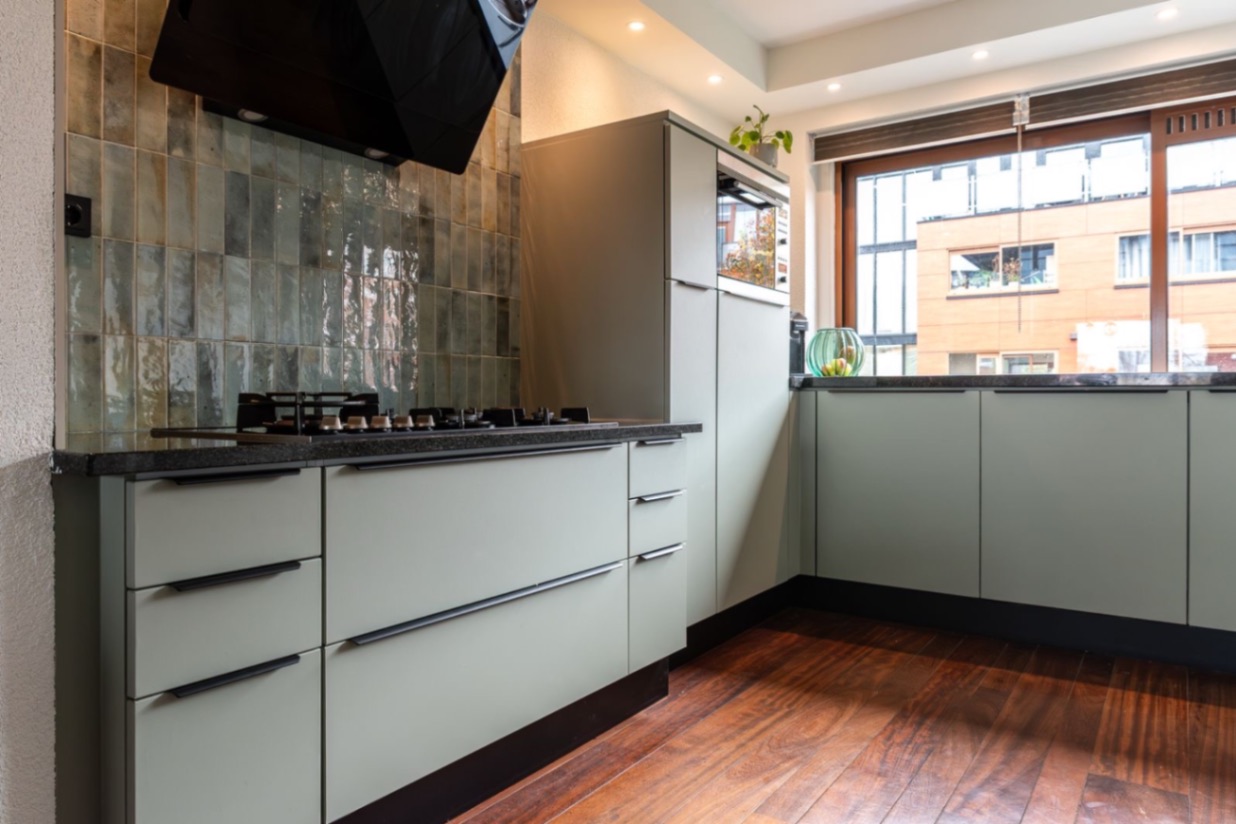 RM30 Pastel Olijf Groen & NE81 Mat Zwart na het wrappen – professioneel resultaat DeFollieFixers