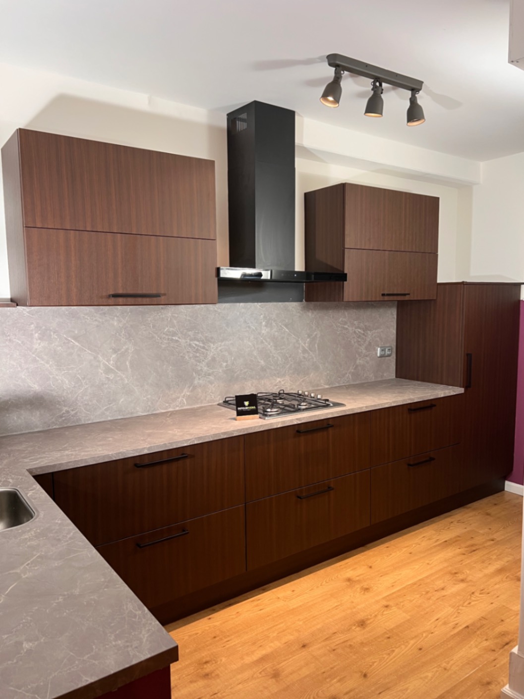 A4 Orange Wengé & NH46 Marble Etruscan Grey na het wrappen – professioneel resultaat DeFollieFixers