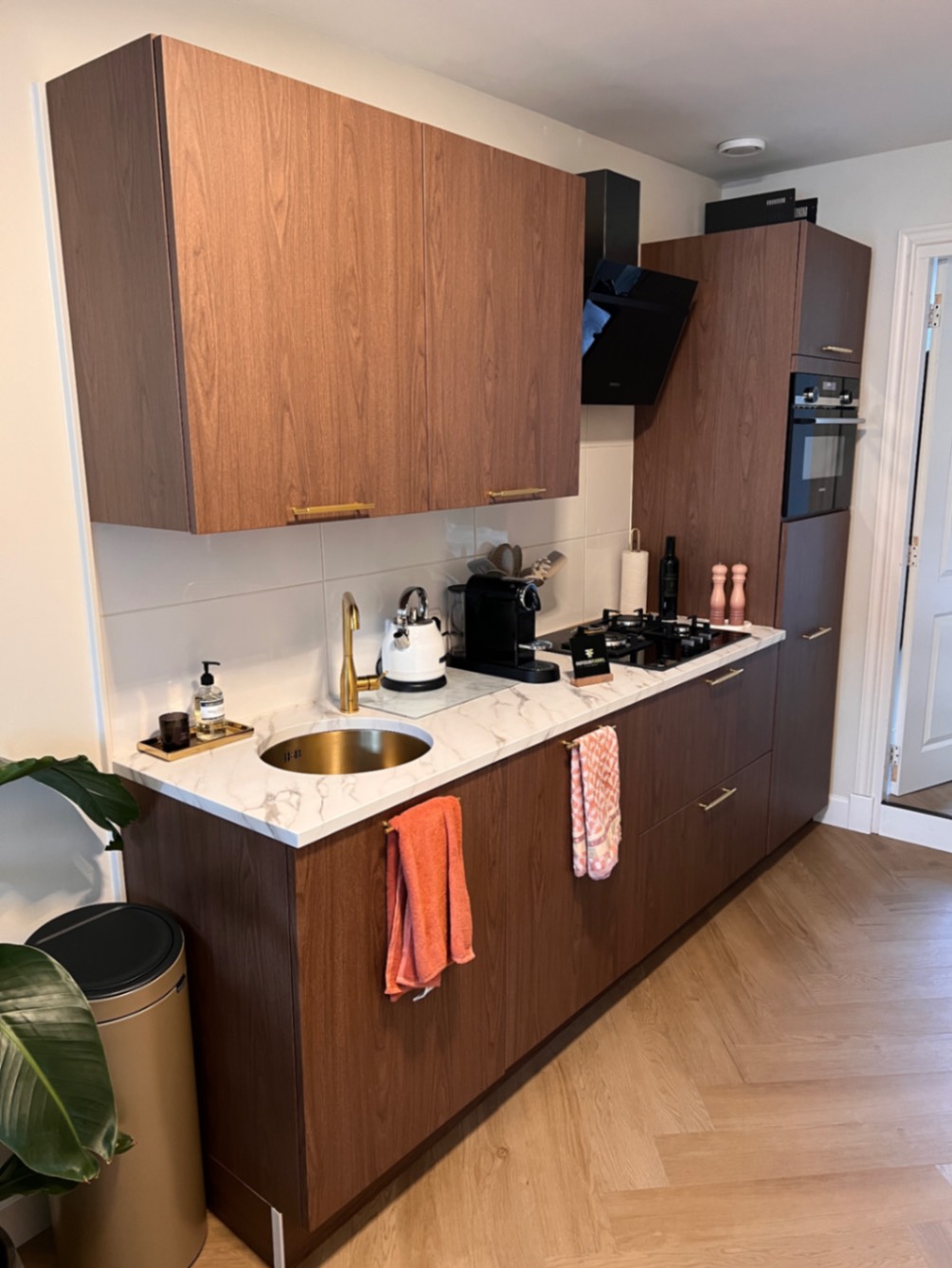 AL25 Brown Walnut & NE32 Marble Statuary Gold na het wrappen – professioneel resultaat DeFollieFixers