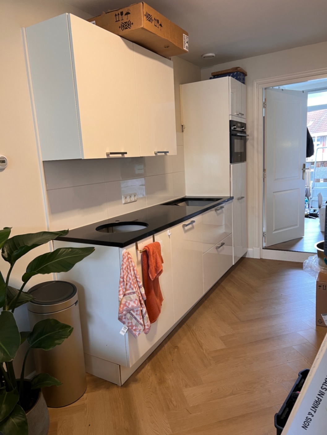 AL25 Brown Walnut & NE32 Marble Statuary Gold vóór het wrappen – DeFollieFixers