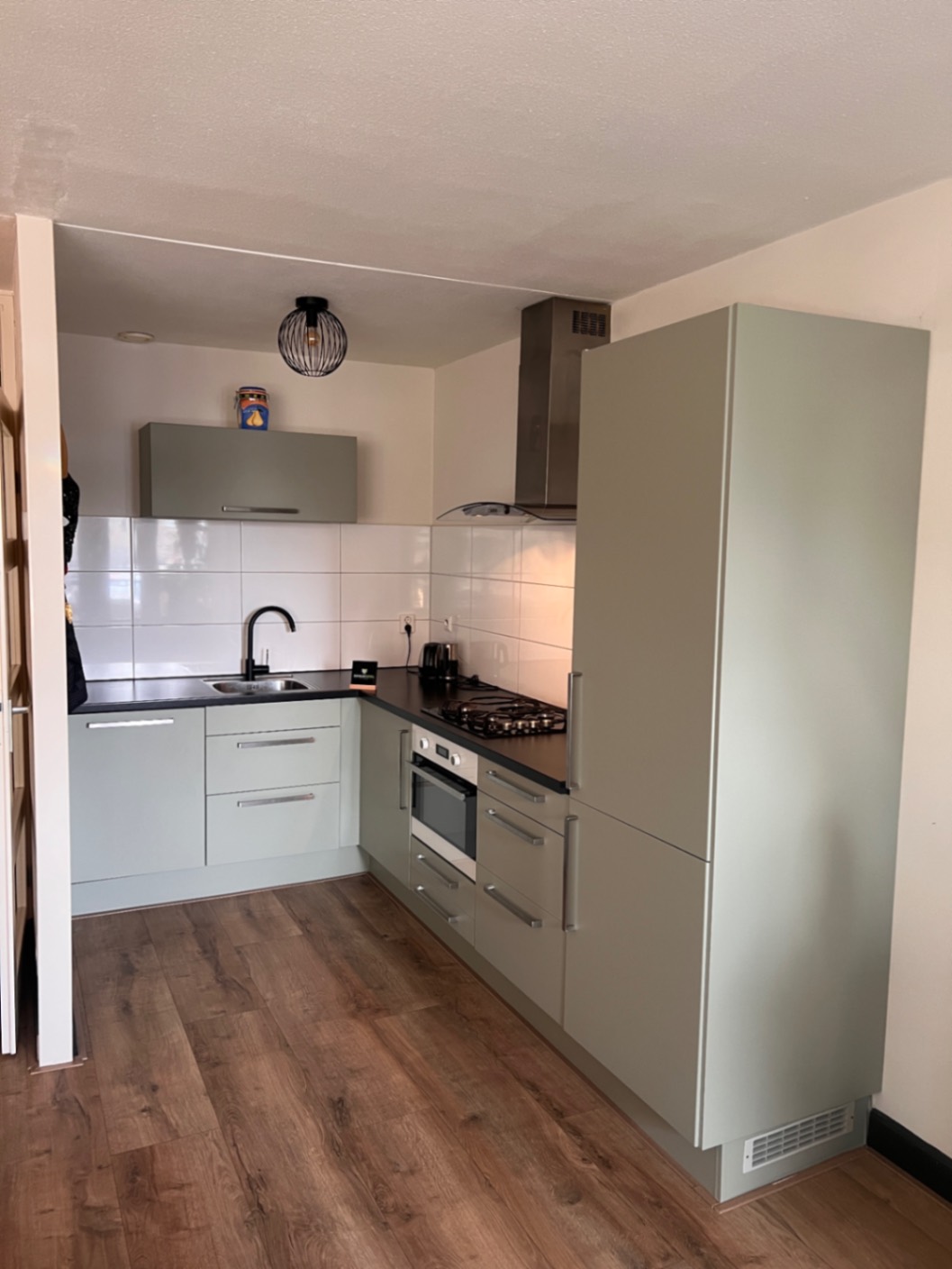 RM30 Pastel Olijf Groen na het wrappen – professioneel resultaat DeFollieFixers