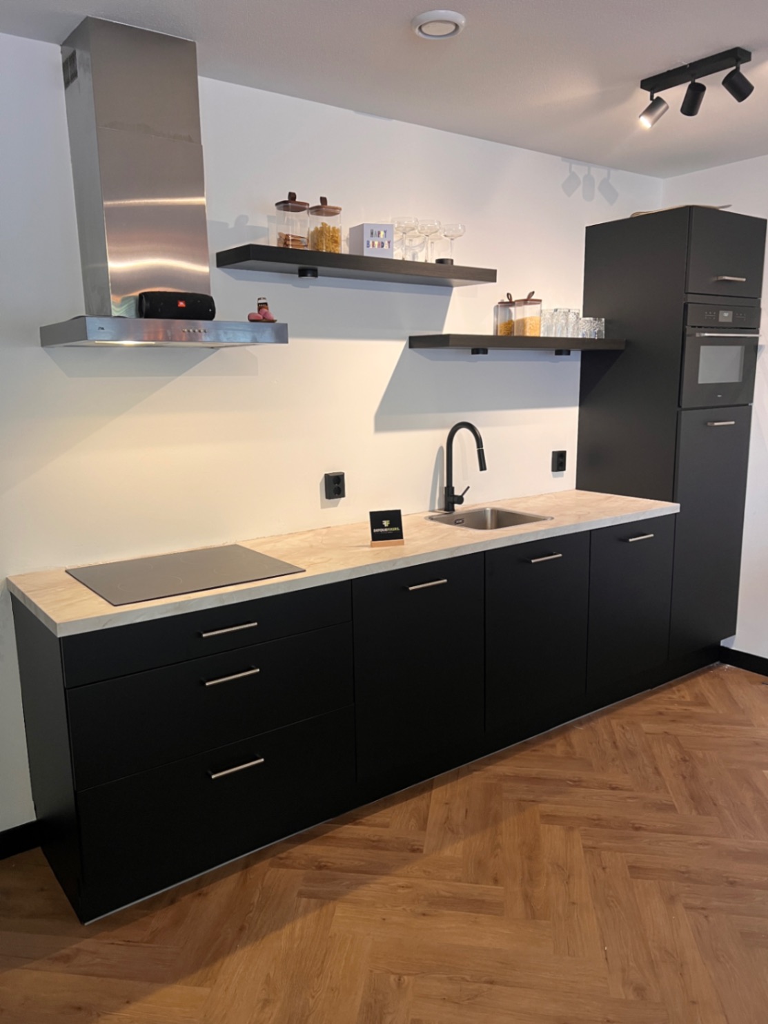 NE81 Mat Zwart & NE70 Onyx Gold na het wrappen – professioneel resultaat DeFollieFixers